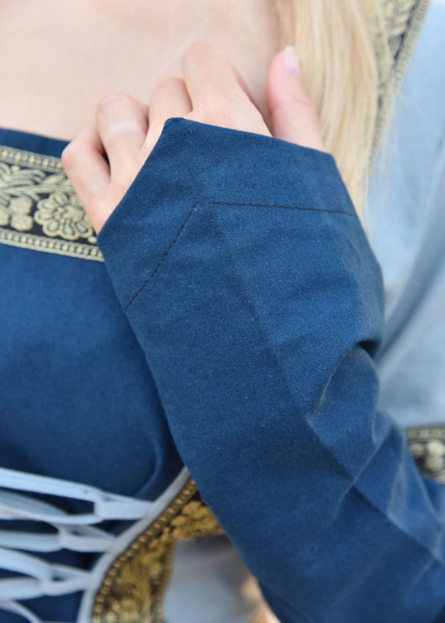 Abito bicolore, stringato avanti e dietro, celeste/petrolio - immagine 4