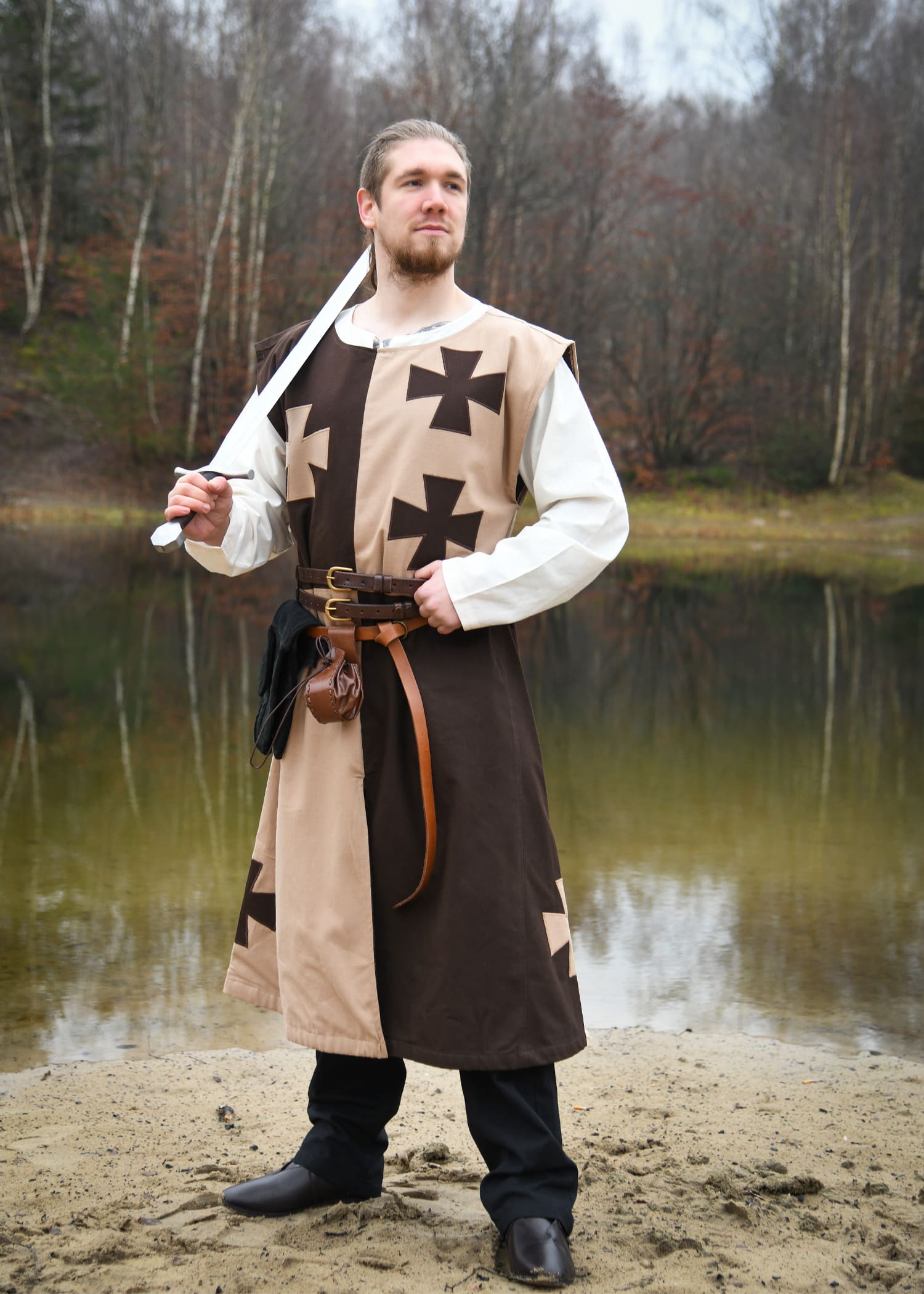 Tabarda medievale con croci