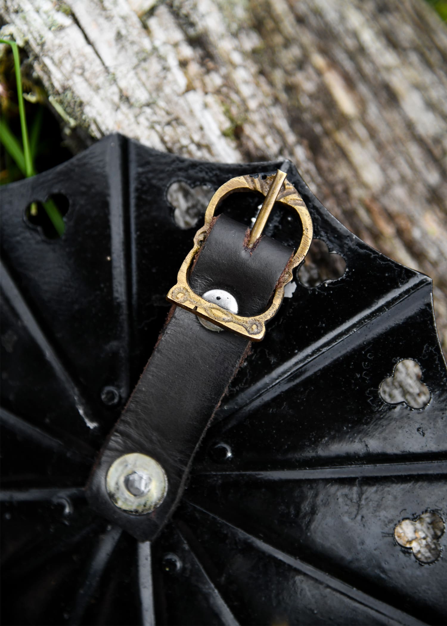 Coppia di besagues gotici, fine XV secolo, acciaio da 1,6 mm. - immagine 4